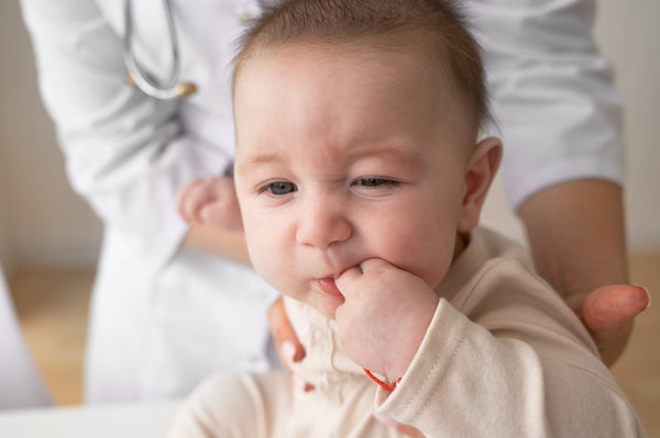 bebê com pálpebra inchada