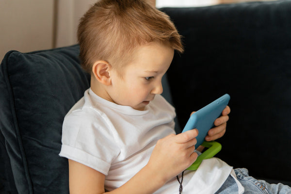 pode dar celular para crianças?