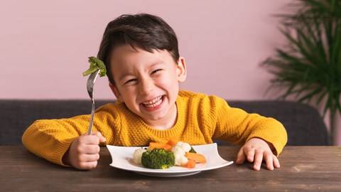 ensinando meu filho a comer
