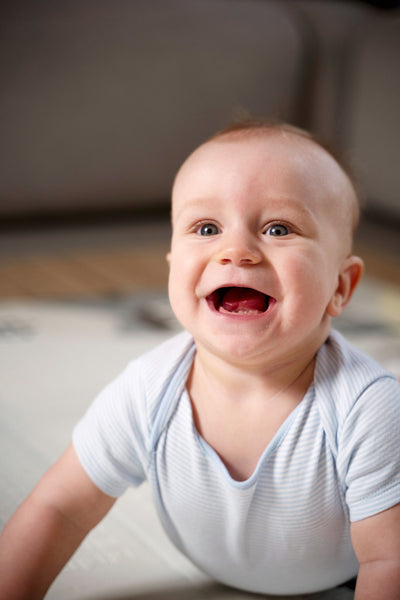 bebe com dentes nascendo
