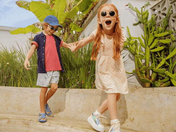bricar ao ar livre com óculos sunkids