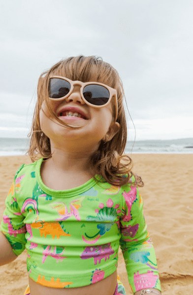 o que dar de presente para crianças no calor? Óculos SunKids!