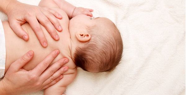como acalmar o bebe com massagem