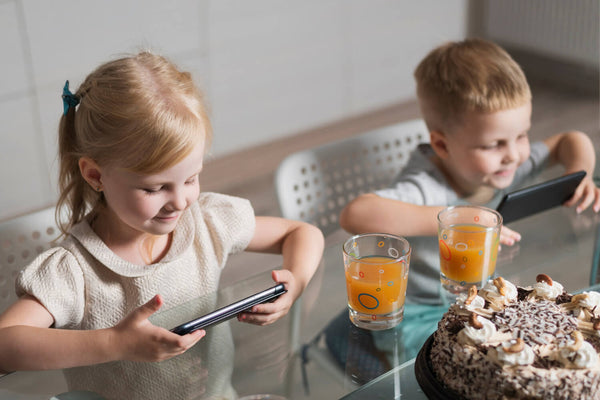 meu filho só come com o celular - o que fazer
