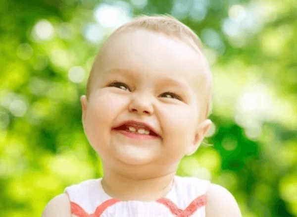 bebe com os dentinhos nascendo