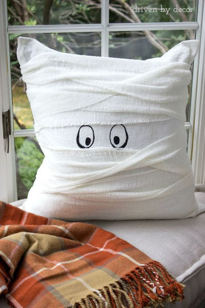 Decoração simples de Halloween com almofadas