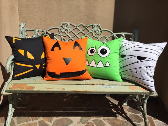 Decoração simples de Halloween com almofadas