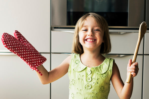 como ensinar meu filho a ajudar em casa