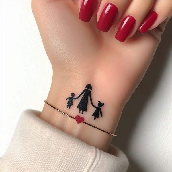Tatuagens para homenagear filhos: Minimalista
