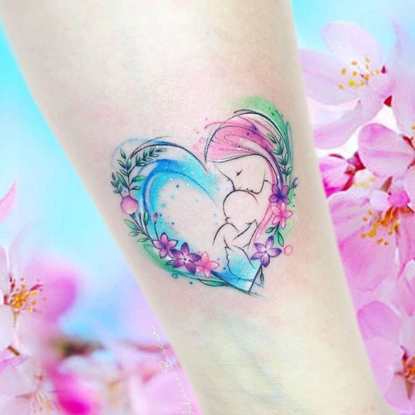 Tatuagens para homenagear filhos: Amor em aquarela