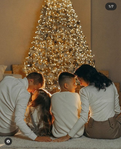 Ideias para ensaio de Natal em família em casa: Todos olhares para a árvore