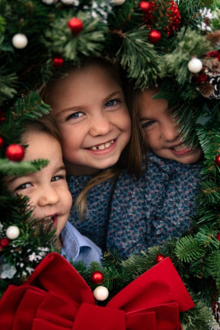 8. Ideias para ensaio de Natal em família em casa: Moldura de guirlanda