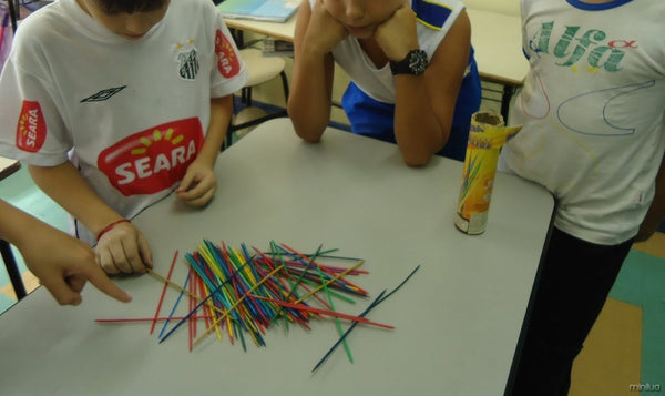 Brincadeiras para fazer nas férias: pega varetas