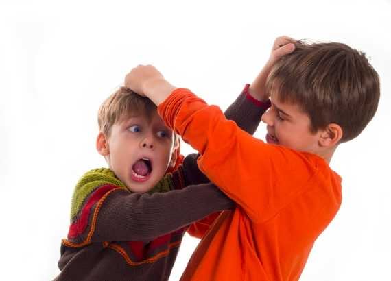 Irmãos que brigam demais: 7 dicas para melhorar a convivência
