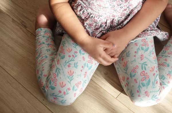 Meu filho pode sentar em W? Entenda essa dúvida aqui!