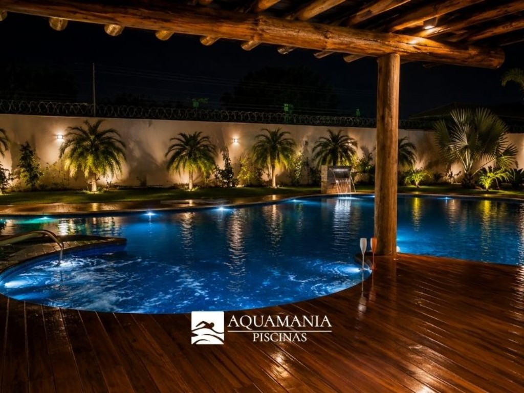 piscina-iluminada-com-hidro-e-cascata-em-goiania