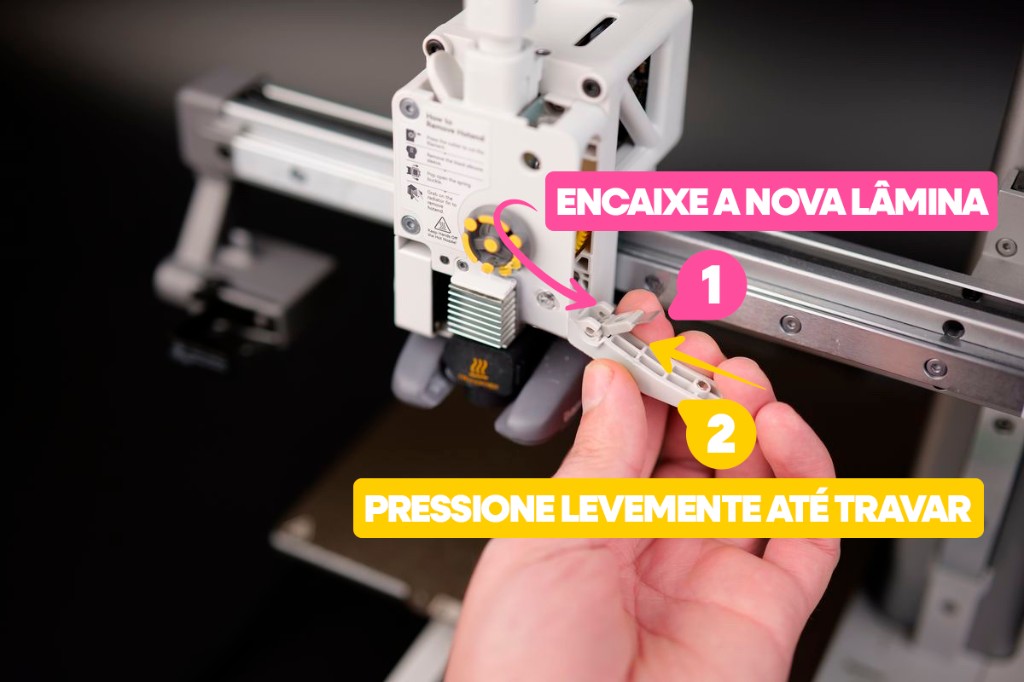 Encaixando a nova l&acirc;mina na alavanca