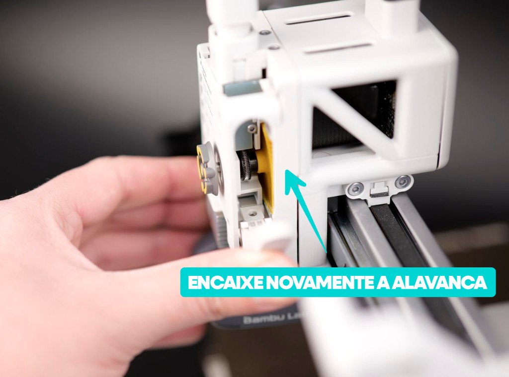 Fixando a alavanca com o parafuso