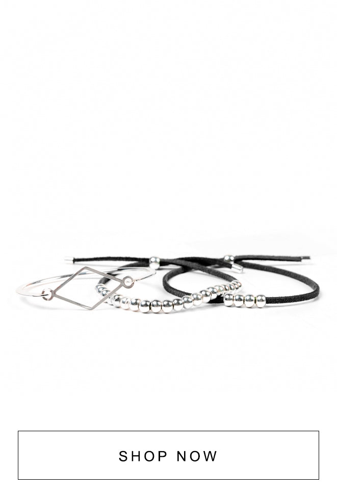 Kit de pulseiras pretas com detalhes prateados