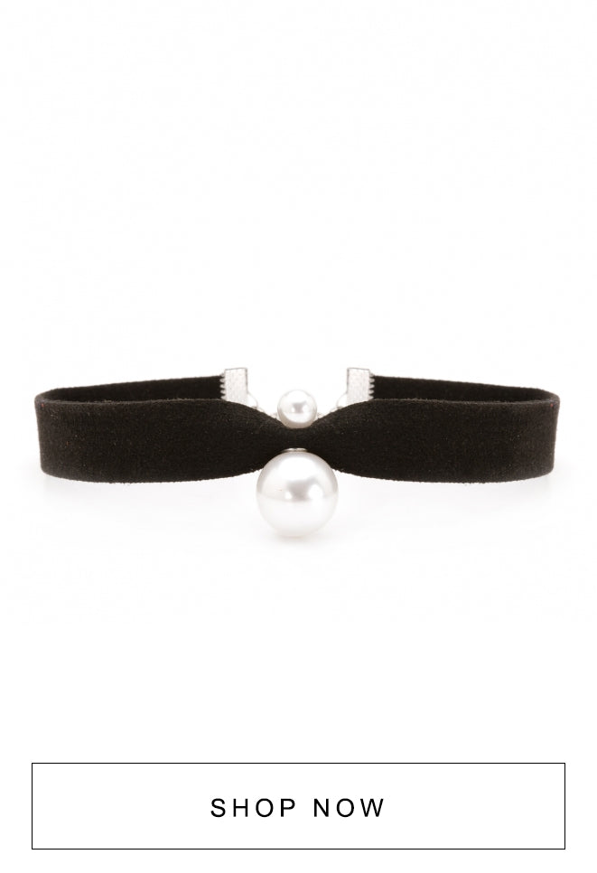 Choker preta com detalhe de pérola