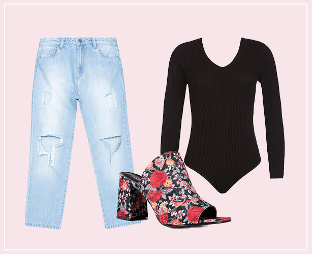Look com calça boyfriend, mule estampada e body preto