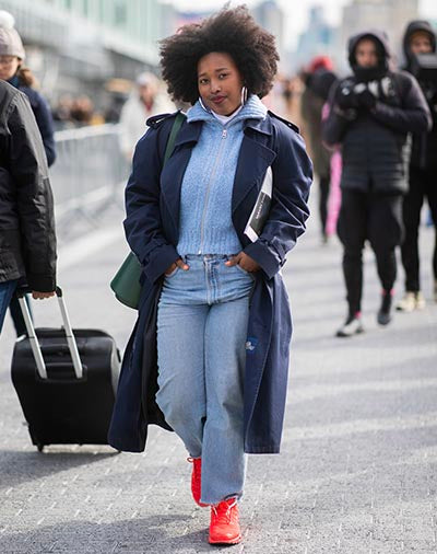 Sobretudo marinho com jeans para um look super cool!