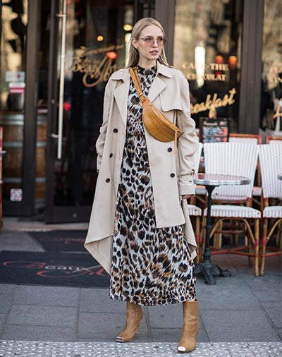 Look tendência total. Sobretudo com animal print e pochete, aposte!