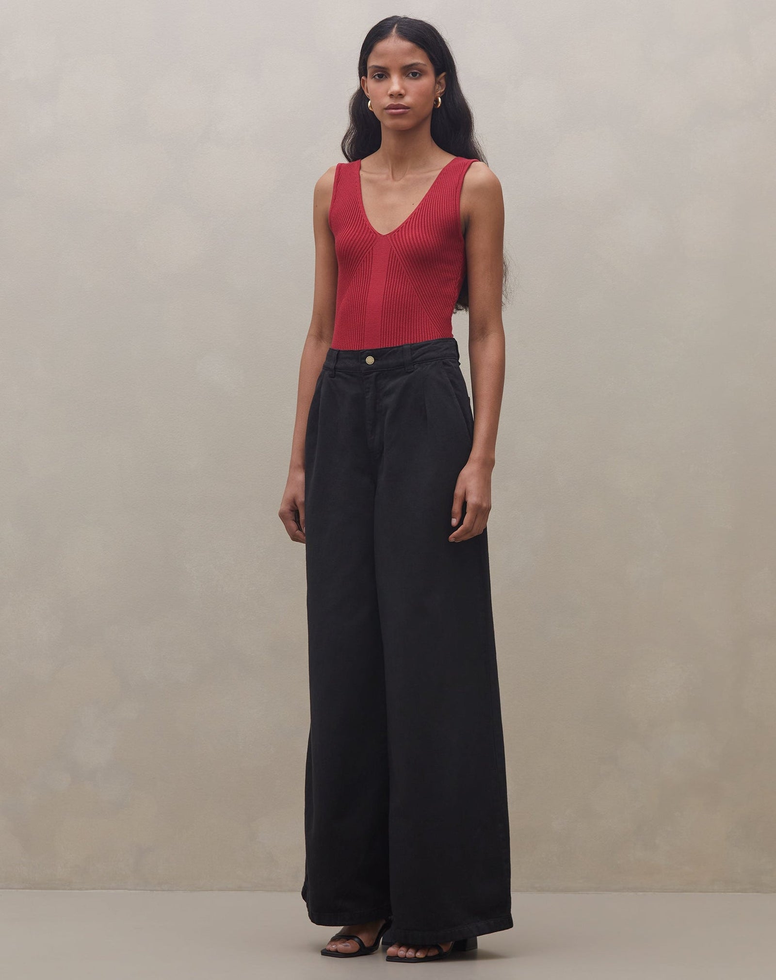look com calça clochard jeans e sueter gola alta branco