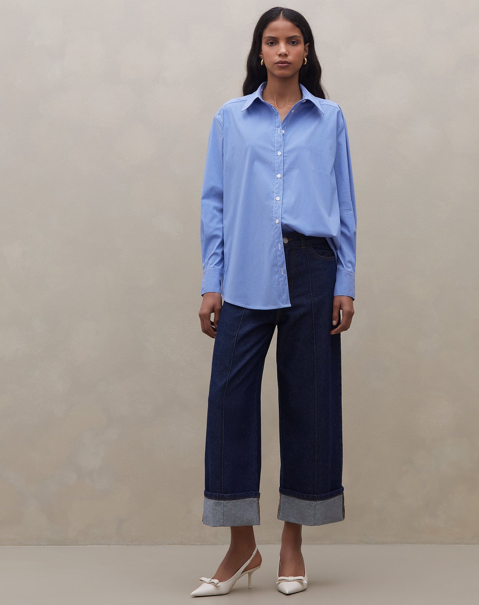 look com calça jeans escura e camiseta azul estampada 