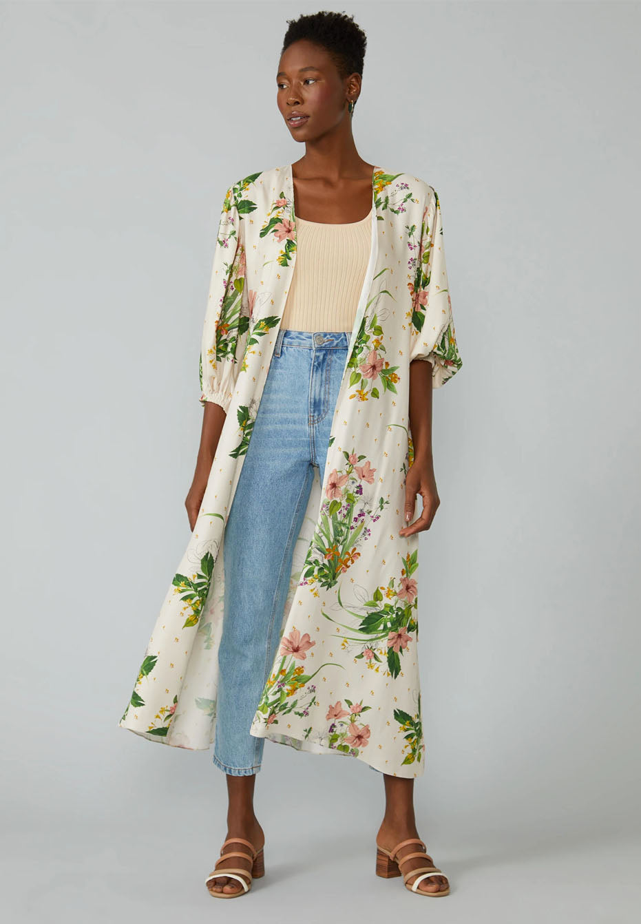 Modelo vestindo kimono florido