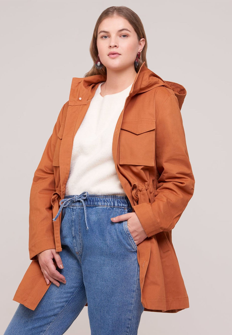 Modelo vestindo parka cor terrosa