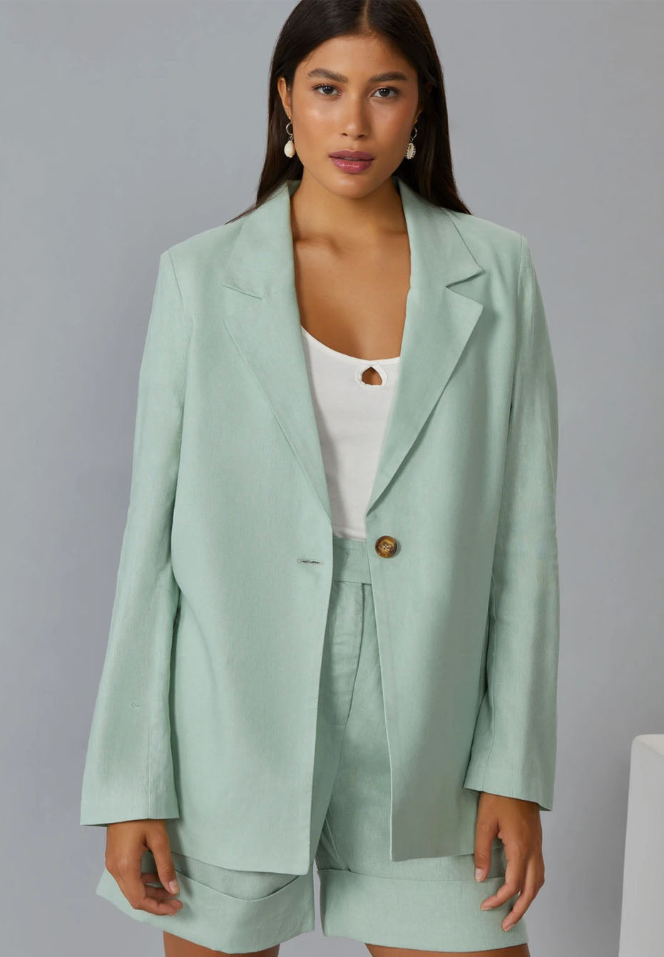 Modelo vestindo blazer de linho verde