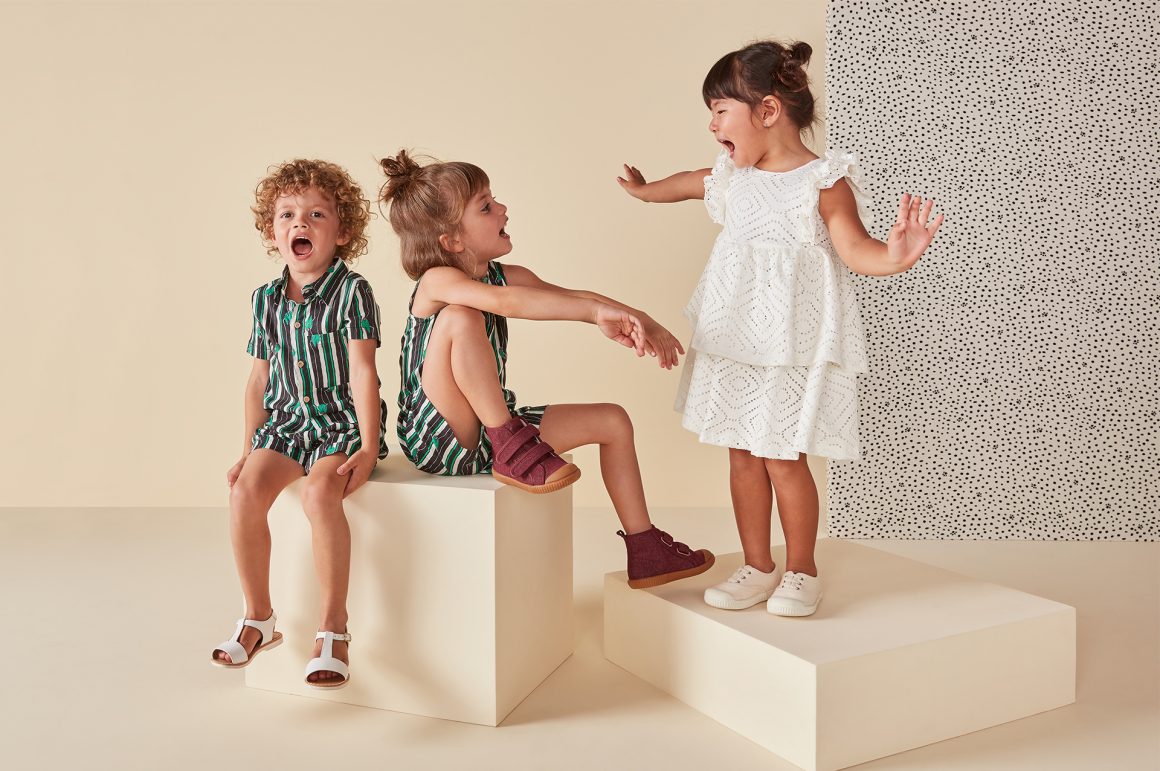 Crianças brincando e moda infantil