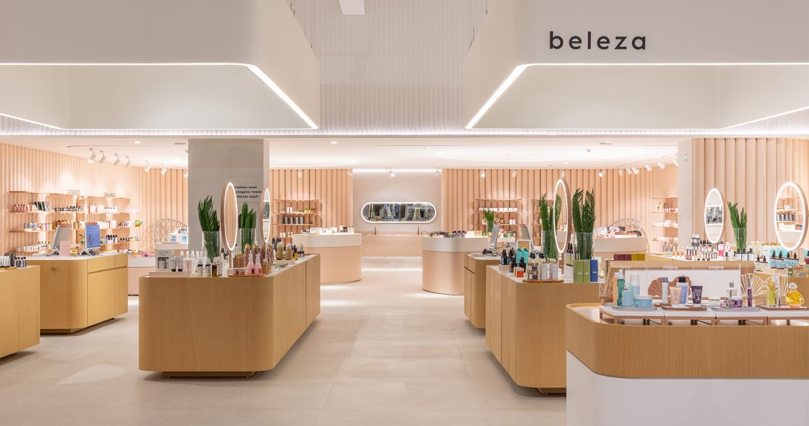 Loja AMARO com bancadas de produtos de beleza