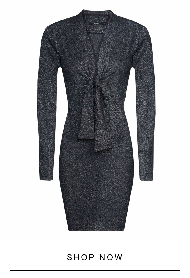 Vestido preto de lurex com decote e manga longa.