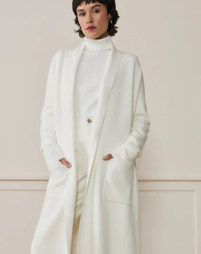 Modelo usando look com cardigan branco