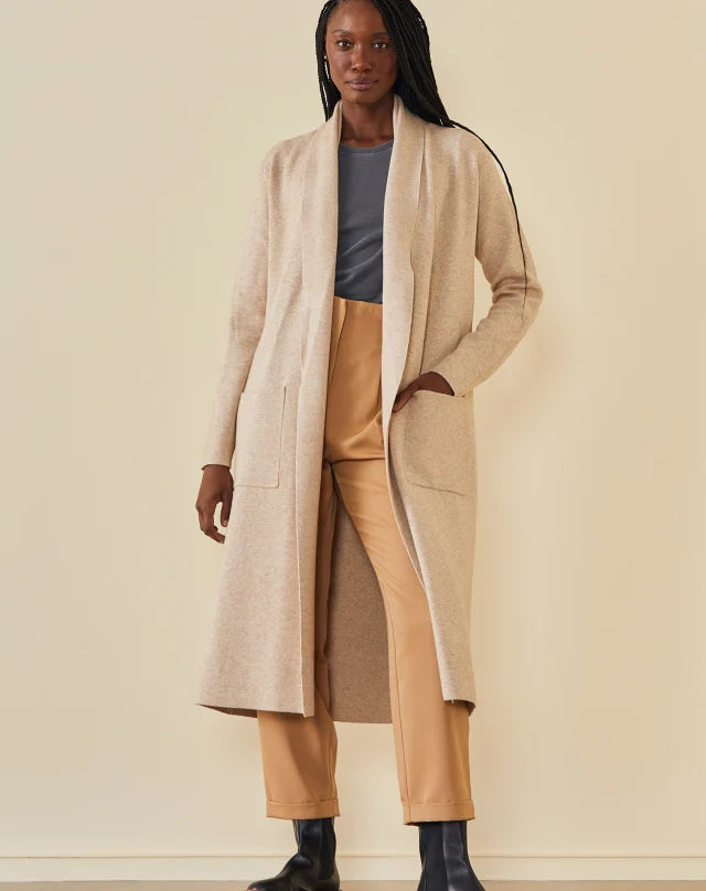 Modelo usando look com cardigan longo bege