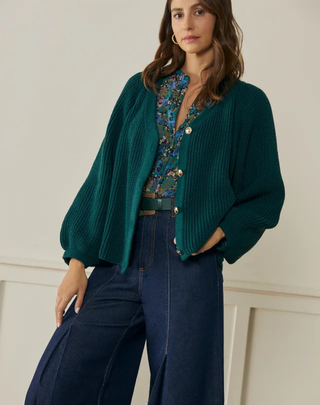 Modelo usando look com cardigan  curto verde