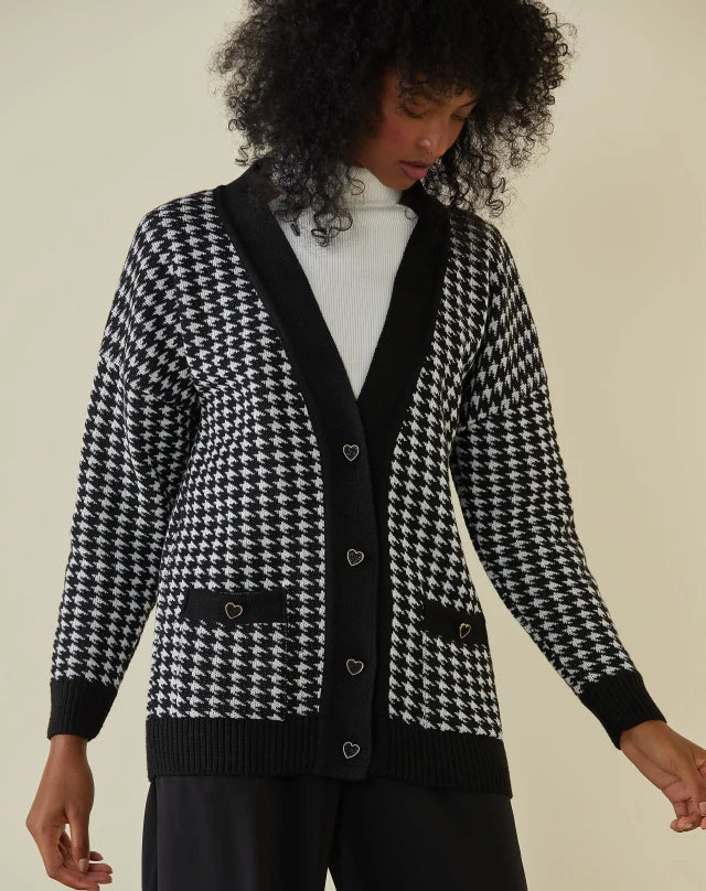 Modelo usando look com cardigan pied de poule