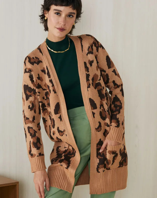 Modelo usando look com cardigan com estampa de onça