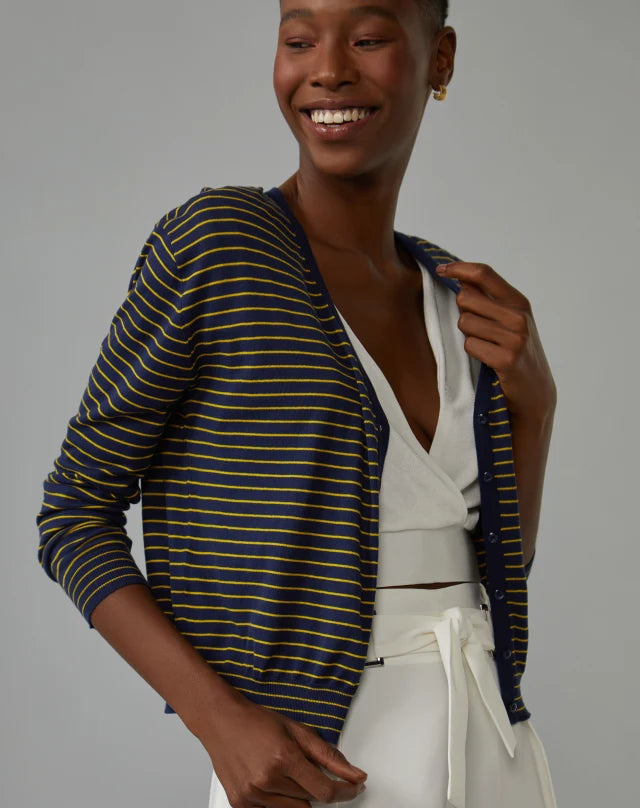Modelo usando look com cardigan preto listrado 