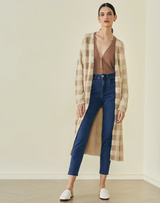 Modelo usando look com cardigan alongado bege