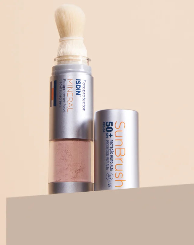 Foto de um protetor solar facial da marca Isdin com fator de proteção 50 e pincel de aplicação