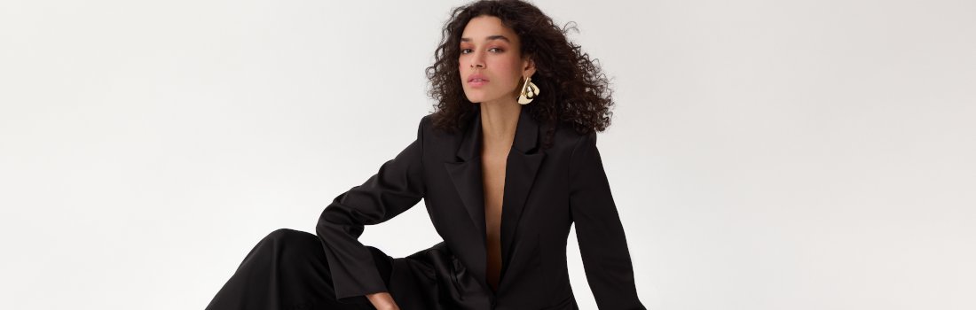 modelo com blazer preto 