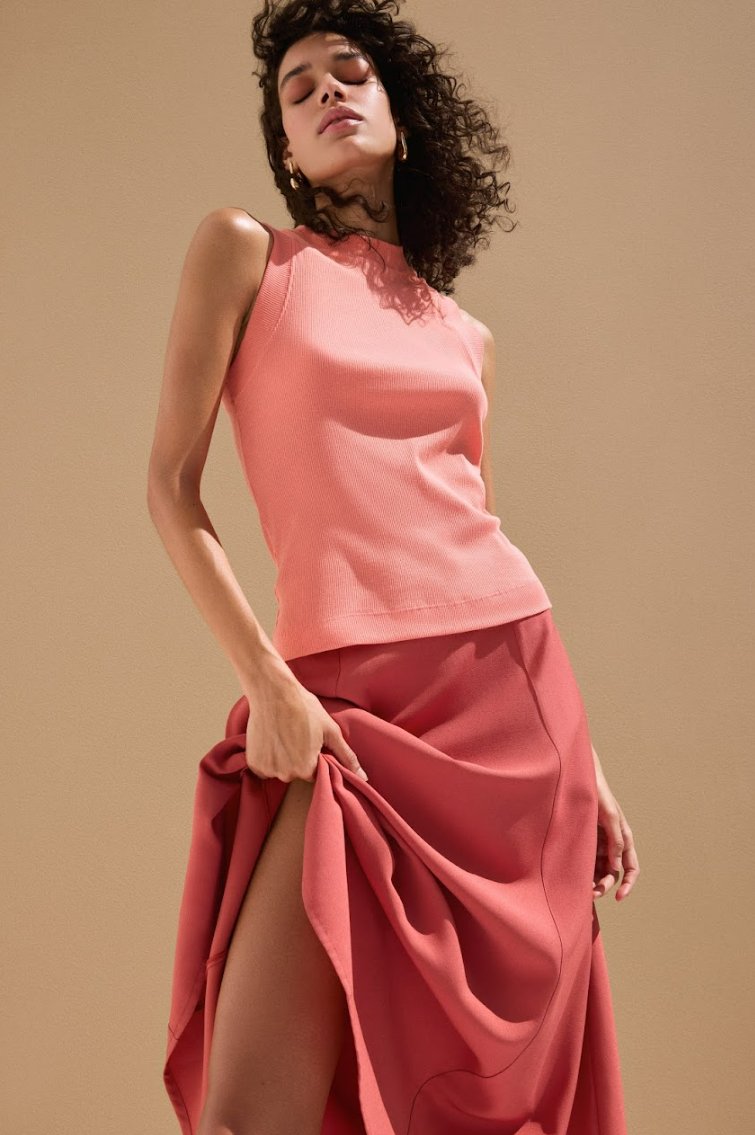 modelo com saia midi terracota