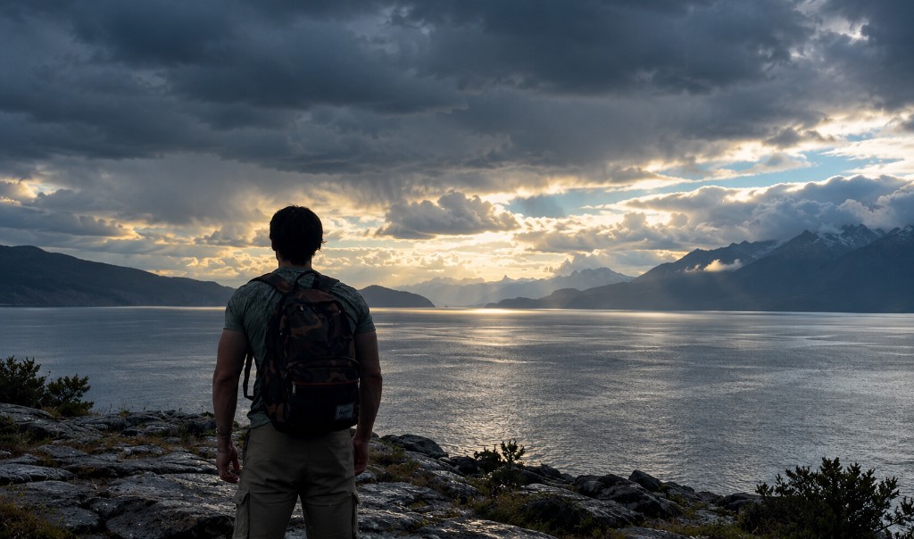 Una persona contempla el lago Nahuel Huapi bajo un cielo de tormenta