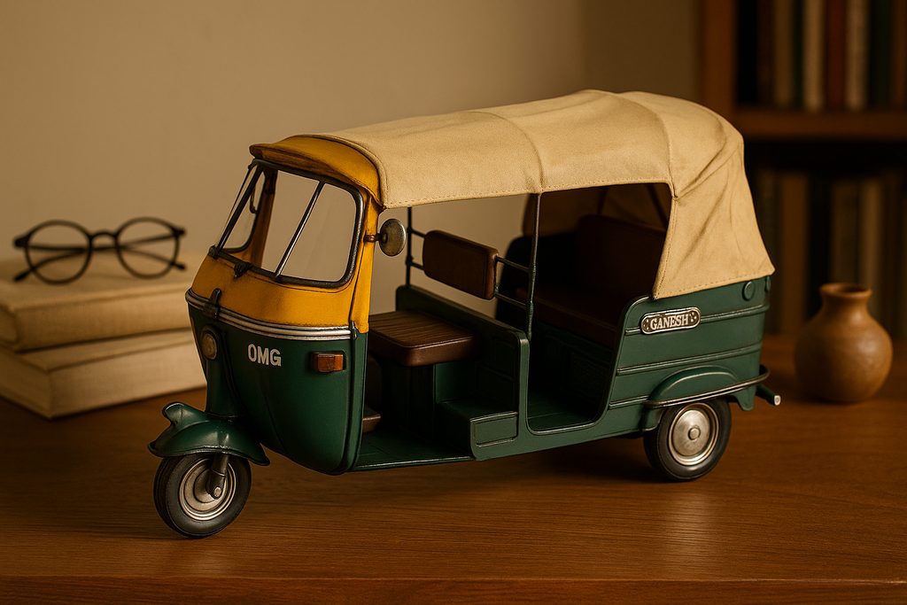 Miniatura vintage Tuc Tuc Delhi, em metal com capota de lona.